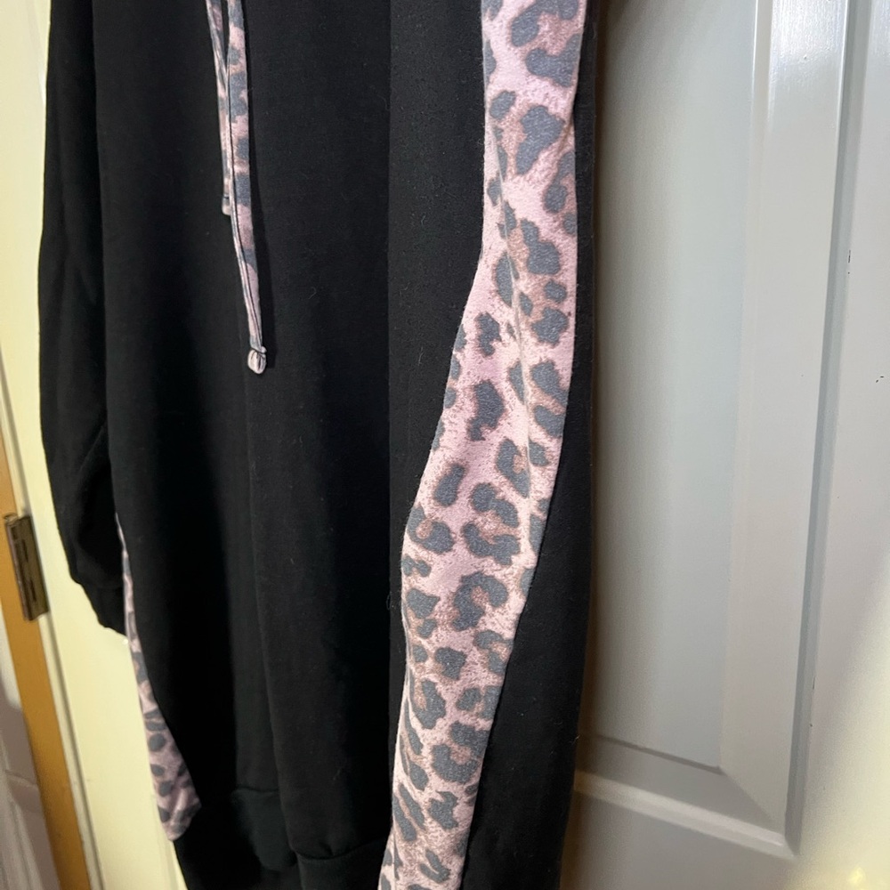 Zenana Outfitters Black Leopard Print Long Hoodie - Picture 3 of 5